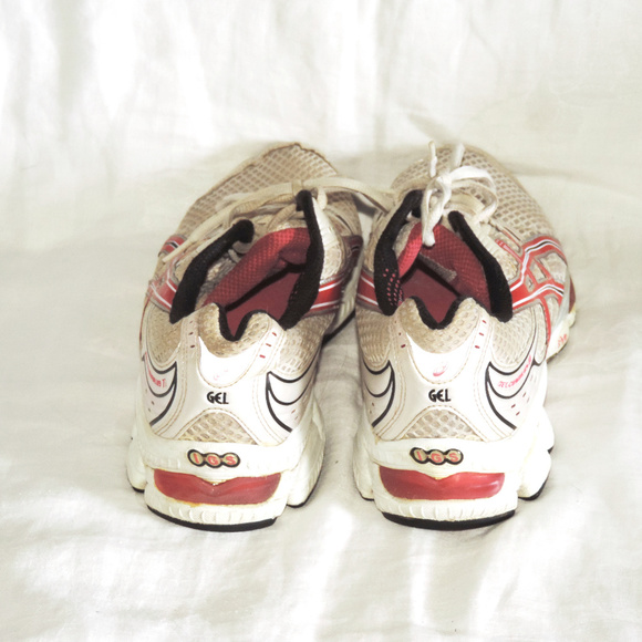 Asics Cumulus 11 red & white athletic shoes - Picture 5 of 7